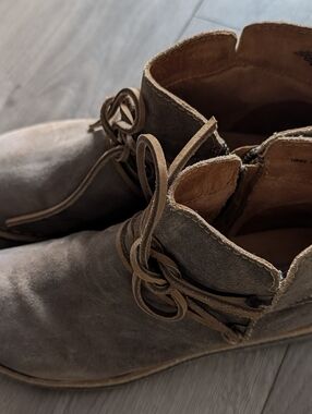 Women's Börn Leather Zip Ankle Boots